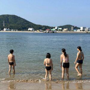 워터레깅스를 입고 푸꾸옥 해변에서 물놀이하는 모습