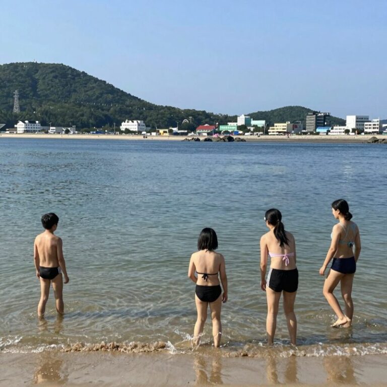 워터레깅스를 입고 푸꾸옥 해변에서 물놀이하는 모습