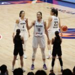 WNBA 2026 시즌 전망 WNBA 2026 시즌을 앞둔 농구 코트와 선수들의 실루엣