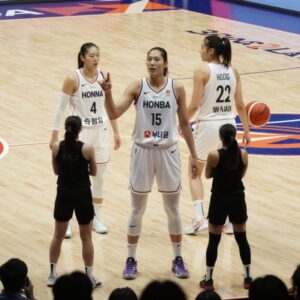 WNBA 2026 시즌을 앞둔 농구 코트와 선수들의 실루엣