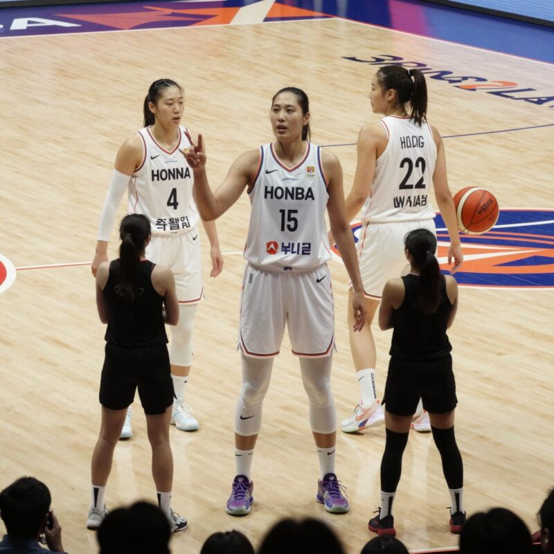 WNBA 2026 시즌 전망 1 WNBA 2026 시즌을 앞둔 농구 코트와 선수들의 실루엣