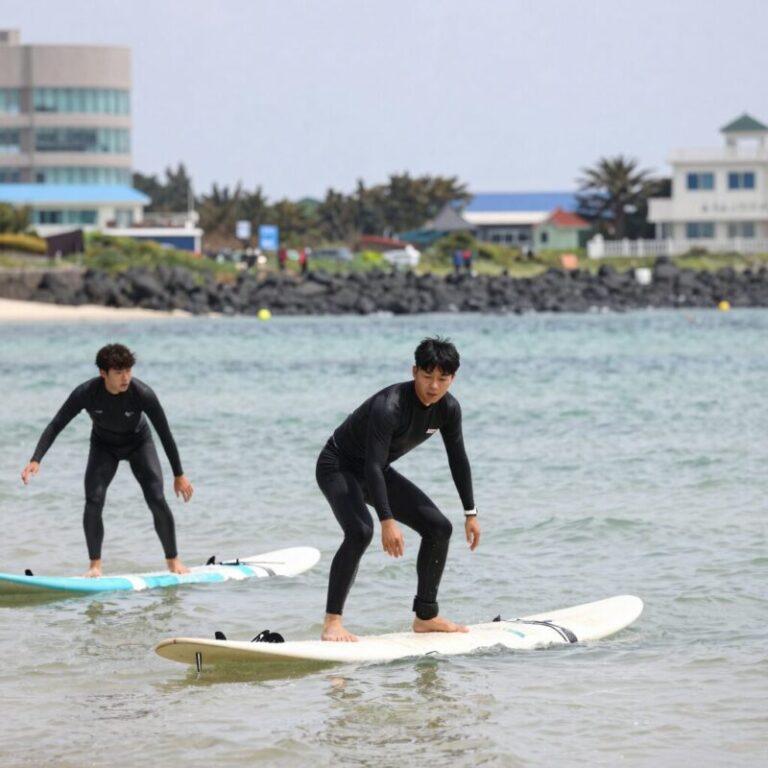 제주도 월정리 해변에서 강사와 함께 서핑 강습을 받는 모습
