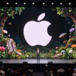 WWDC 2026 핵심 포인트 정리 WWDC 2026 키노트 무대에서 애플 로고와 함께 새로운 기능을 시연하는 장면