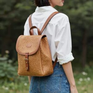 자라 라탄백을 들고 있는 여름 데일리룩, 화이트 셔츠와 연청 데님 매치
