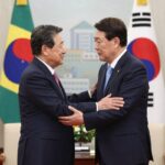 이재명 대통령과 룰라 브라질 대통령이 정상회담장에서 포옹하며 인사하고 있는 모습, 배경에는 브라질 국기와 한국 국기가 보인다