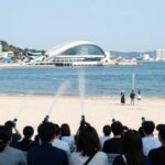 워터밤 부산 2026 공연장 전경과 물총을 든 관객들