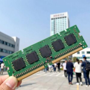 하이닉스 HBM3E 메모리 모듈과 반도체 웨이퍼 사진, 실적발표일 전망 분석