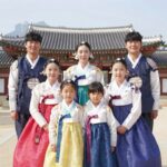 소문난 칠공주 등장인물들이 함께 모인 가족 사진으로, 각 캐릭터의 개성을 엿볼 수 있는 장면