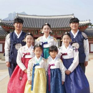 소문난 칠공주 등장인물들이 함께 모인 가족 사진으로, 각 캐릭터의 개성을 엿볼 수 있는 장면