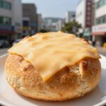 슬랑이 빵 치즈가 접시에 담겨 있고 치즈가 녹아내리는 모습
