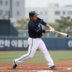 한화 이글스 외야수 한지윤이 타석에서 강하게 스윙하는 모습. 2026년 7월 LG전에서 데뷔 첫 홈런을 친 직후의 장면