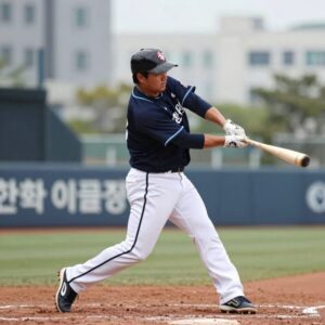 한화 이글스 외야수 한지윤이 타석에서 강하게 스윙하는 모습. 2026년 7월 LG전에서 데뷔 첫 홈런을 친 직후의 장면