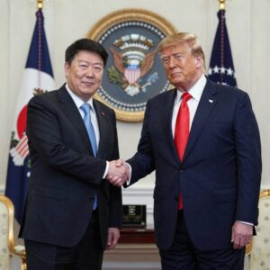 트럼프와 네타냐후가 백악관에서 악수하며 회담을 시작하는 모습, 중동 평화를 상징하는 올리브 가지 배경