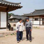 산골총각 영웅 촬영지의 초가집과 마을 전경