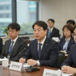 이억원 금융위원장 단일종목 ETF 투자한도 검토 이억원 금융위원장이 금융투자업계 간담회에서 단일종목 레버리지 ETF 과열에 대한 규제 방안을 발표하는 모습