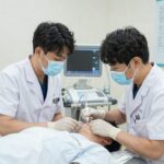신장분사치료 시술 장면 의료진이 초음파 유도하에 바늘을 삽입하는 모습