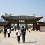 서울대 AI 부정행위 적발 성적 불이익과 논란 서울대학교 정문 앞에서 AI 부정행위 관련 뉴스 사진