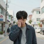 어떻게 해야 했을까 후회와 교훈 과거의 선택을 돌아보며 후회하는 사람의 모습