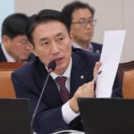 김석기 국회의원 국방 안보 의정 활동 성과 김석기 국회의원이 국회 국방위원회 회의에서 발언하며 자료를 가리키고 있는 모습