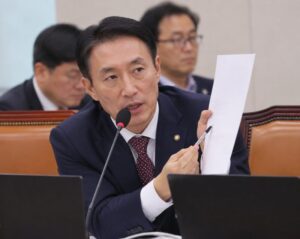 김석기 국회의원이 국회 국방위원회 회의에서 발언하며 자료를 가리키고 있는 모습