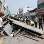 양평 음식점 천장붕괴 14명 부상 사고 원인은 양평 음식점 천장붕괴 사고 현장, 철제 구조물과 상판이 바닥으로 내려앉은 모습