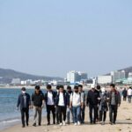 세우타 이주민 대규모 유입 스페인 비상 세우타 국경 철책을 넘으려는 이주민들이 바다를 건너는 장면