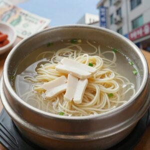 두부면으로 만든 비빔국수 한 그릇