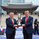 월드컵 시상식 트럼프 파격 동행 논란 2026 북중미 월드컵 결승 시상식에서 트럼프 대통령이 우승팀 주장과 함께 트로피를 들어 올리는 모습