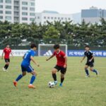 FC액셔니스타와 FC구척장신의 라이벌전 경기 장면, 선수들이 볼을 다투는 모습