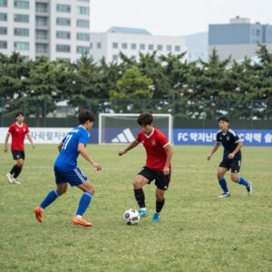 FC액셔니스타와 FC구척장신의 라이벌전 경기 장면, 선수들이 볼을 다투는 모습