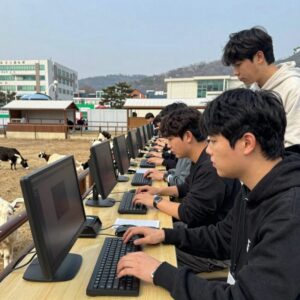동물농장 성우들이 모니터를 보며 녹음하는 현장 모습