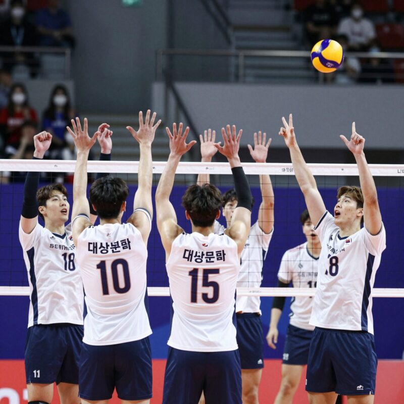 대한민국 남자배구 선수들이 오만과의 경기에서 역전승 후 환호하는 모습