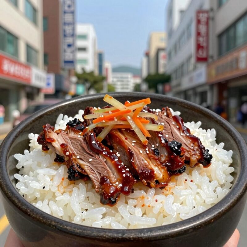 밥풀릭스 원주무실점 가성비 덮밥 후기 1 밥풀릭스 양념갈비덮밥 접시 위에 고기와 밥, 반찬이 담겨 있는 모습