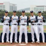 야구여왕 시즌2 블랙퀸즈 선수들이 기자간담회에서 포즈를 취하고 있다