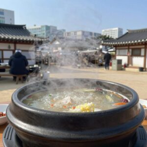 전주 큰가마 한방삼계탕 뚝배기에 보글보글 끓는 모습