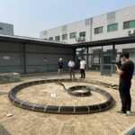 블랙킹스네이크 사육장 온도 구역과 습식 은신처 배치 예시