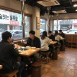 술빚는 윤주모 식당 방문기 추천메뉴 술빚는 윤주모 식당 내부 전경, 아늑한 테이블과 조명