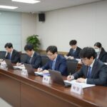 방미통위 자동임명 절차 이해하기 방송통신위원회 회의실에서 위원들이 자동임명 절차를 논의하는 모습