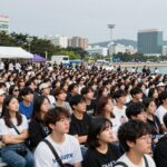 BTS 부산 매출 증가 골목상권 살린 기적 BTS 부산 콘서트를 보기 위해 모인 수많은 관객의 모습