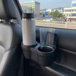 차량용 대용량 보온보냉 텀블러와 컵홀더를 차량 컵홀더에 장착한 모습