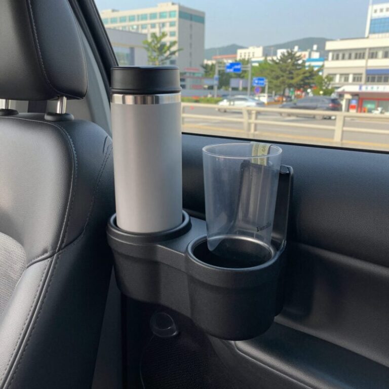 차량용 대용량 보온보냉 텀블러와 컵홀더를 차량 컵홀더에 장착한 모습