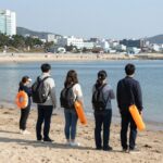 캐리비안베이 구명조끼 무료 대여 팁 캐리비안베이 파도풀에서 구명조끼를 착용한 방문객