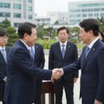 이 대통령 CEO 면담 경제 협력 논의 이 대통령이 CEO들과 악수하며 면담을 진행하는 모습, 활발한 논의 현장