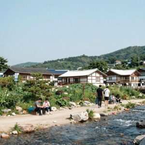 청도 계곡 펜션의 시원한 계곡과 평상 모습