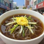 냉면 만들기 비빔 물 회 불닭 레시피 비빔냉면 완성 접시에 고명으로 오이 계란 황태채 명태회가 올려진 모습