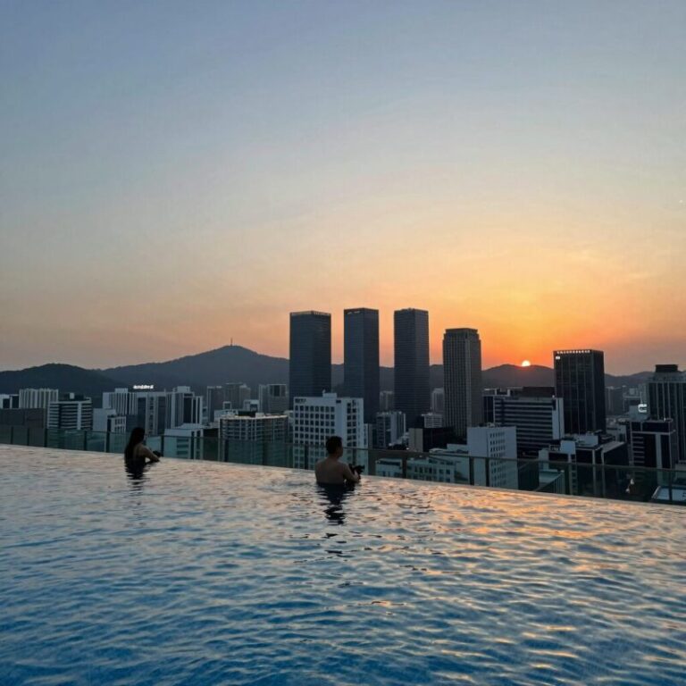 수성 더 아르코 호텔 루프탑 인피니티풀에서 바라본 노을과 도시 스카이라인
