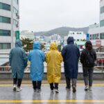 다이소 우비 2000원 여행 필수템 후기 포항 여행 중 다이소 우비를 입고 비를 피하는 모습
