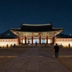 동궁 기본정보 출연 역사 드라마 촬영지 야간 조명이 켜진 동궁과 월지 연못에 건물이 비치는 풍경