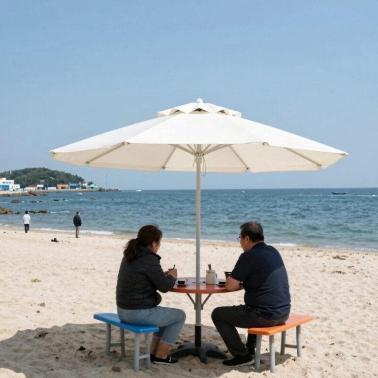 어달해변 포차 바다이야기에서 바라본 해변 풍경. 파라솔 아래 테이블이 놓여 있고 바로 앞에 바다가 펼쳐져 있다.