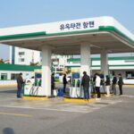 정부 유류세 인하 연장과 주유비 절감 효과 2026년 정부 유류세 인하로 인한 주유비 절감 효과를 보여주는 그래프와 주유소 풍경